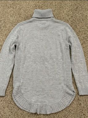 Turtleneck Ruffle-Hem Knit Sweater - Light Gray